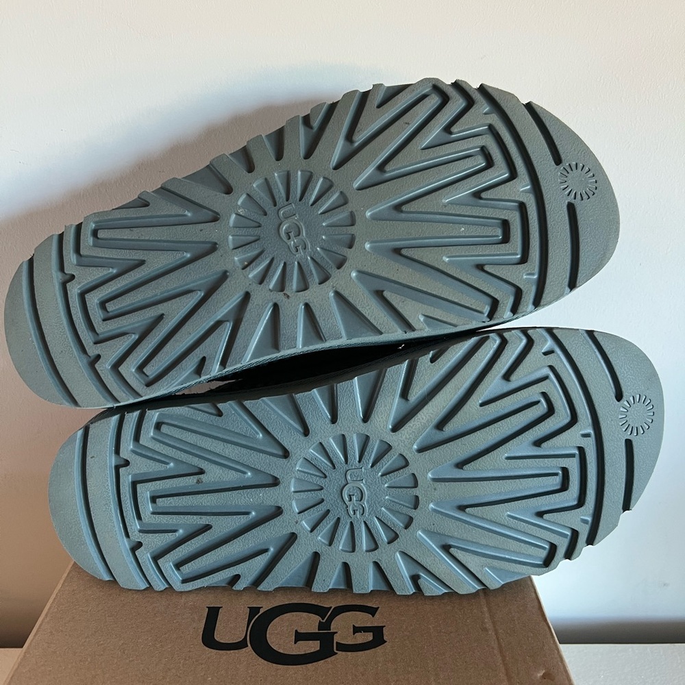 UGG Goldenstar Cross Slide - Picture 9 of 10